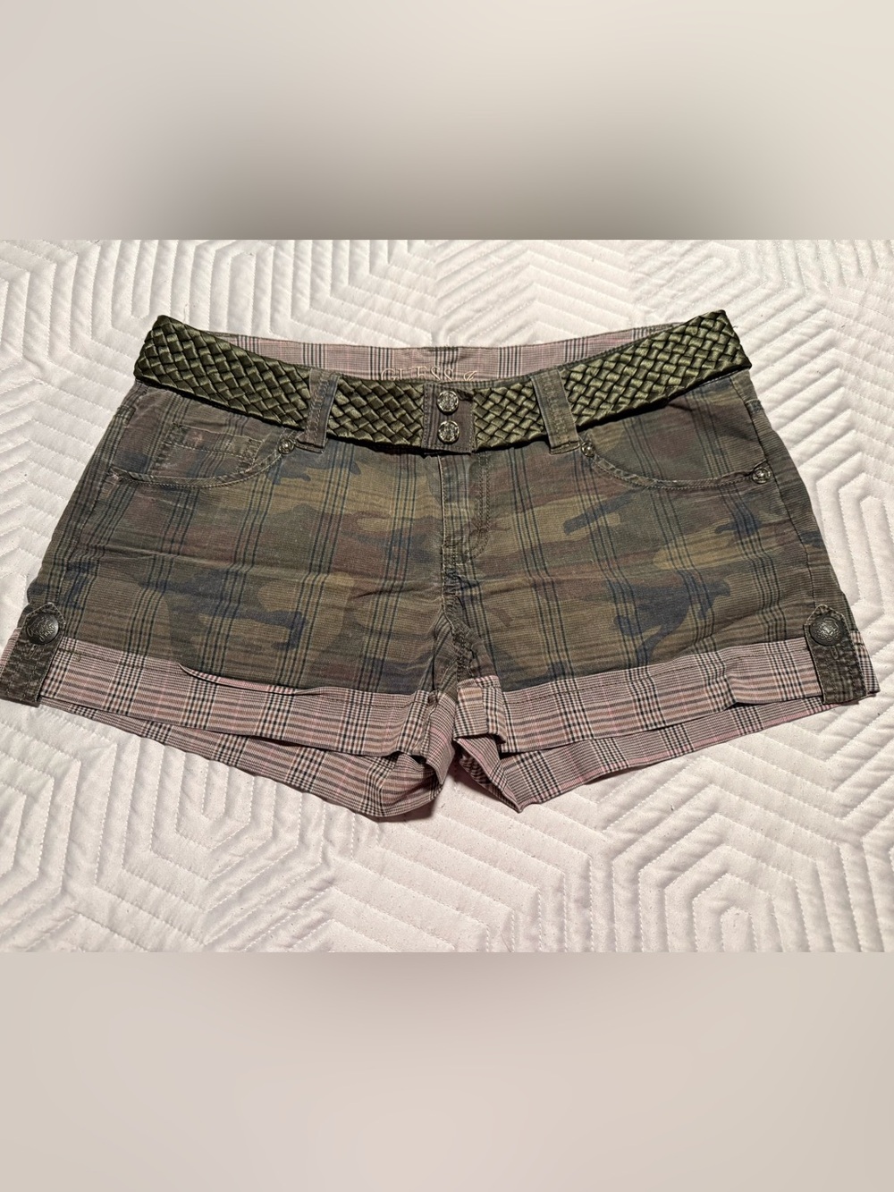 Vintage Guess Jeans Low-Rise Camo Shorts Size 28